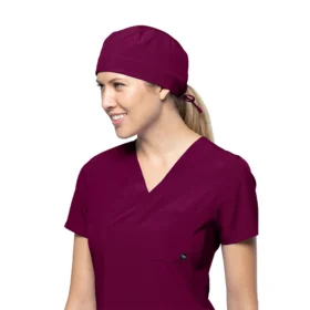 Gorro médico color vino de Tasha & Me, tipo bandana unisex.