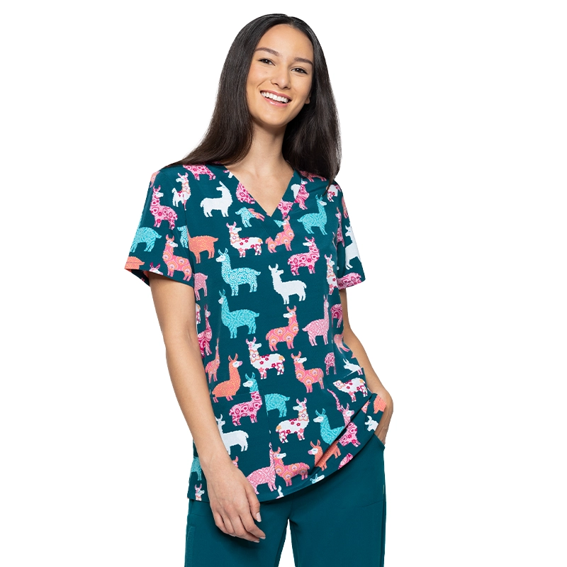 Blusa médica estampada Tasha & Me Lovely Llamas con llamas rosas.