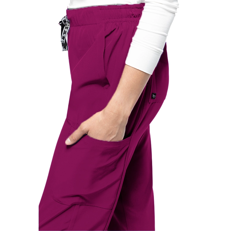 Pantalón médico recto color vino de Tasha & Me para mujer.