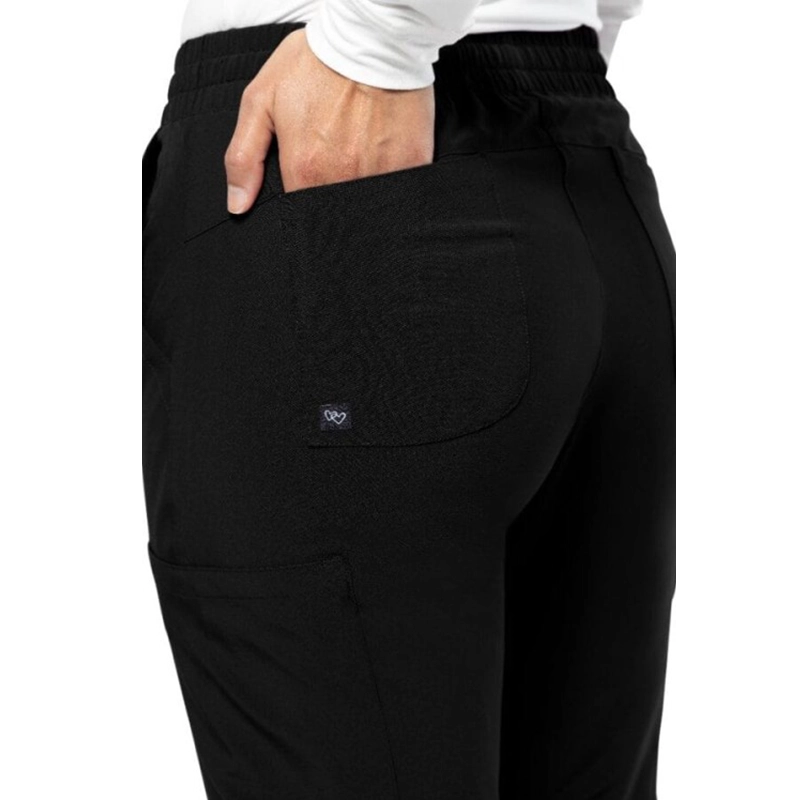 Pantalón jogger médico negro de Tasha & Me para mujer.