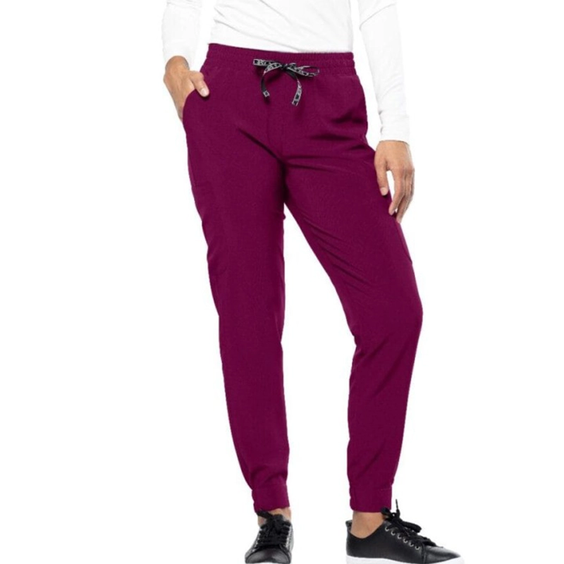 Pantalón jogger color vino de Tasha & Me, uniforme médico para mujer.