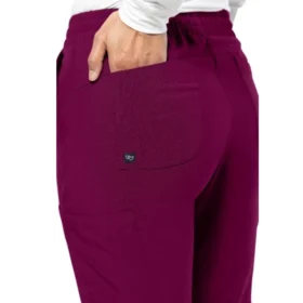 Pantalón jogger color vino de Tasha & Me, uniforme médico para mujer.